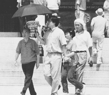 身延山久遠寺に参詣した柳沢総講頭（左端）