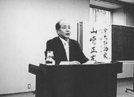 身延山久遠寺内で講演する山崎正友