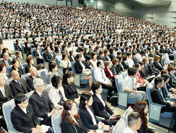 総幹部会に参加する顕正会幹部２