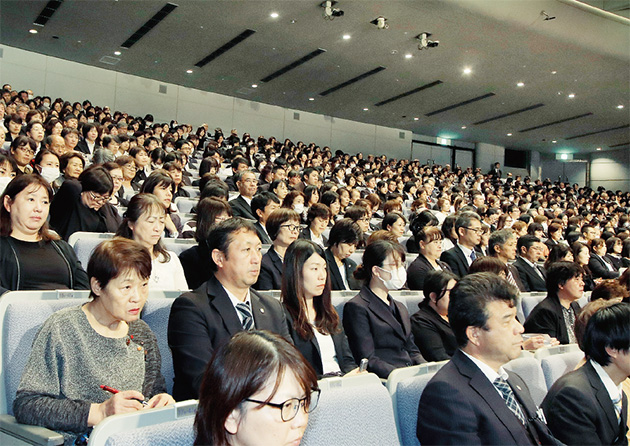 総幹部会に参加する顕正会幹部(2)