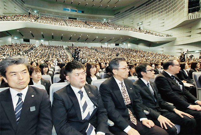 総幹部会に参加する顕正会幹部(2)