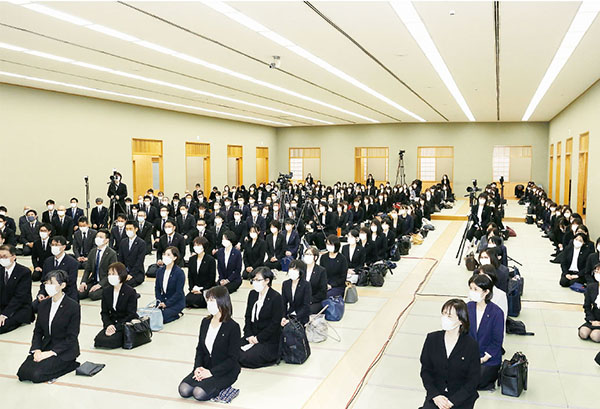 本部会館で総幹部会に臨む顕正会幹部(1)
