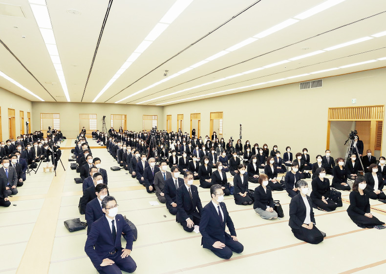 本部会館で総幹部会に臨む顕正会幹部(1)