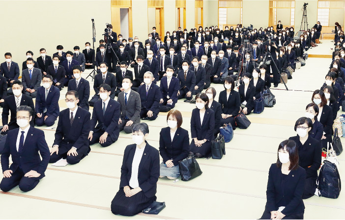本部会館で総幹部会に臨む顕正会幹部(2)