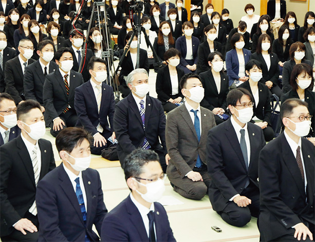 本部会館で総幹部会に臨む顕正会幹部(3)