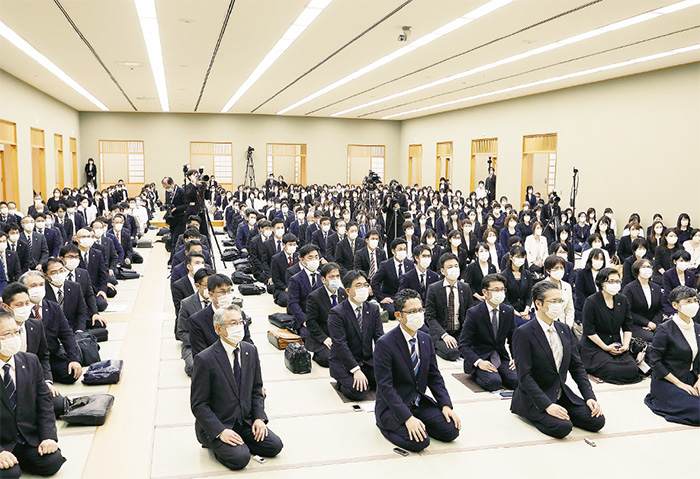 総幹部会に臨む顕正会幹部