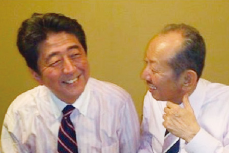 安倍首相と加計孝太郎（右）はこの関係