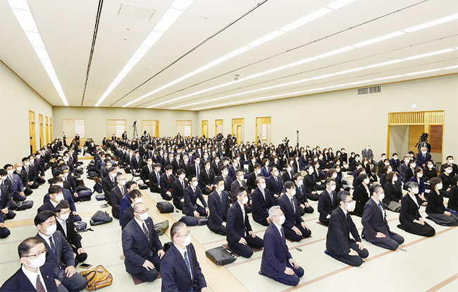 総幹部会に臨む顕正会幹部