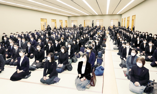 総幹部会に臨む顕正会幹部(2)