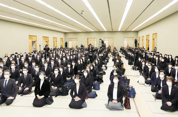総幹部会に臨む顕正会幹部(1)