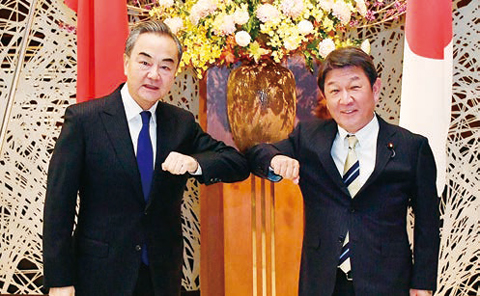 記者会見に臨んだ王毅外相（左）と茂木外相