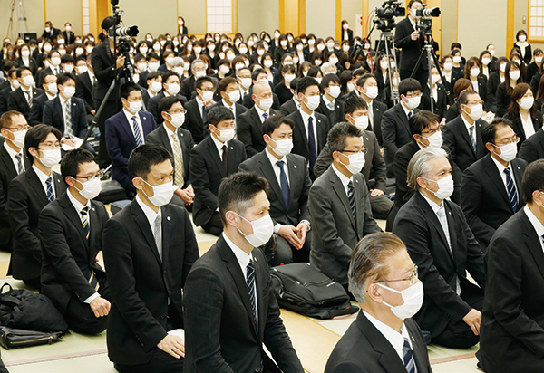 総幹部会に臨む顕正会幹部(2)