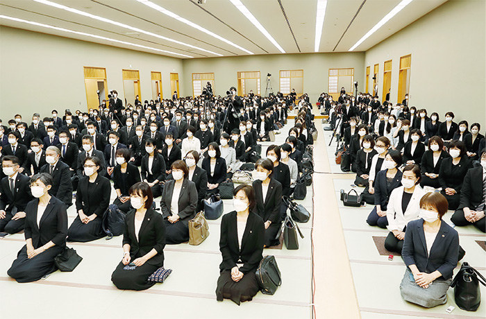 総幹部会に臨む顕正会幹部(2)
