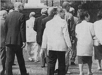 身延僧・田中日淳一行を案内する高野日海