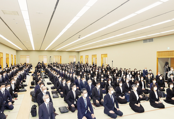 総幹部会に臨む顕正会幹部(1)