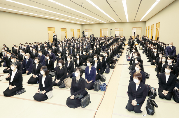総幹部会に臨む顕正会幹部(2)