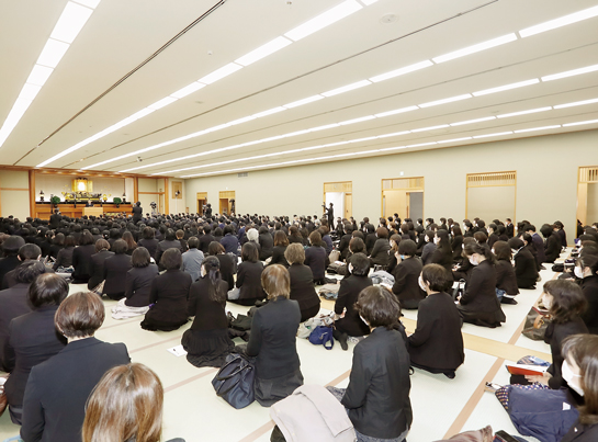総幹部会に臨む顕正会幹部(2)