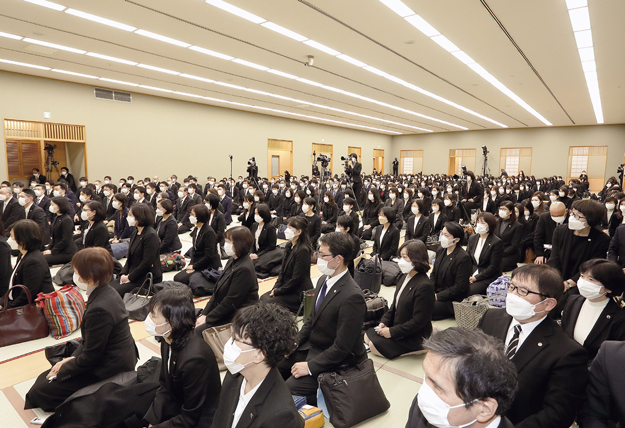 総幹部会に臨む顕正会幹部(1)