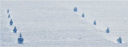 隊列を作って航行する中国艦艇（右）とロシア艦艇