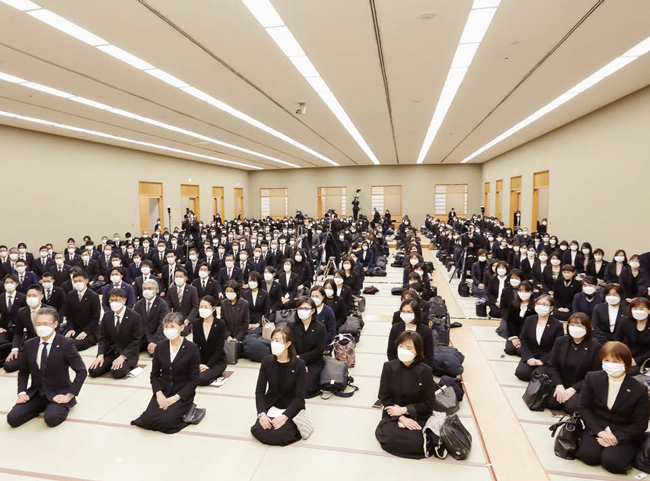 総幹部会に臨む顕正会幹部