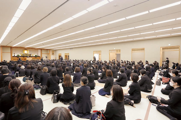総幹部会に臨む顕正会幹部(2)