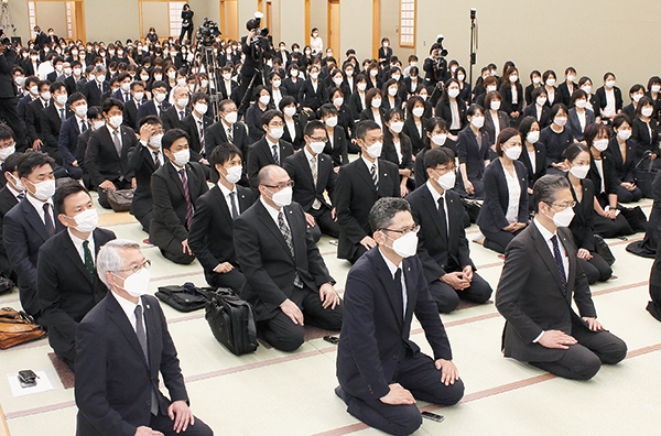 総幹部会に臨む顕正会幹部