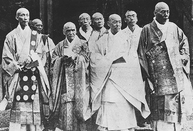 邪宗日蓮宗各派管長らと記念撮影におさまった大石寺・阿部日正管長（前列右から二人目。その左隣りが身延派管長・磯野日筵）