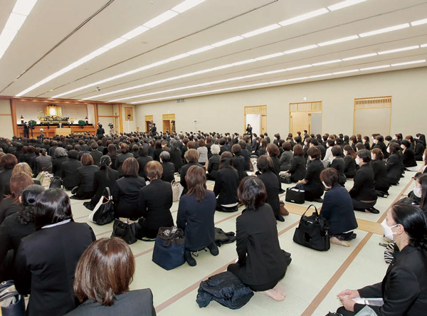 総幹部会に臨む顕正会幹部