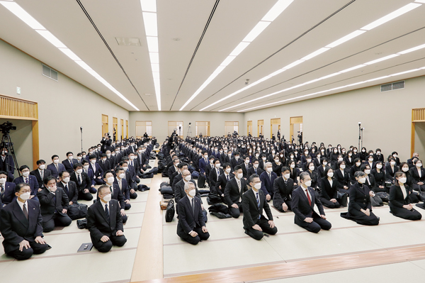 総幹部会に臨む顕正会幹部