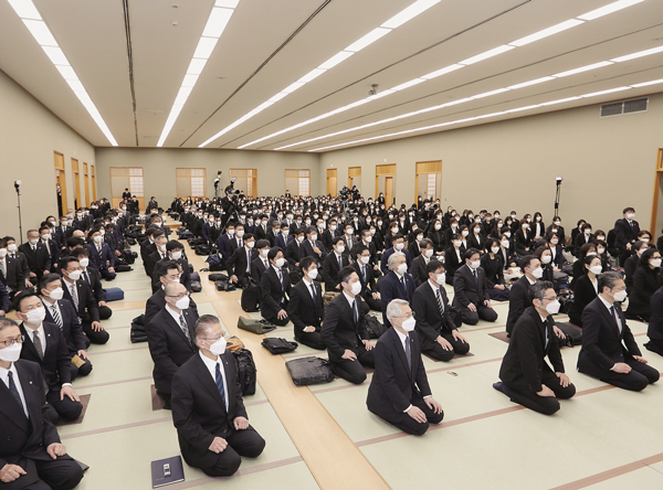 総幹部会に臨む顕正会幹部
