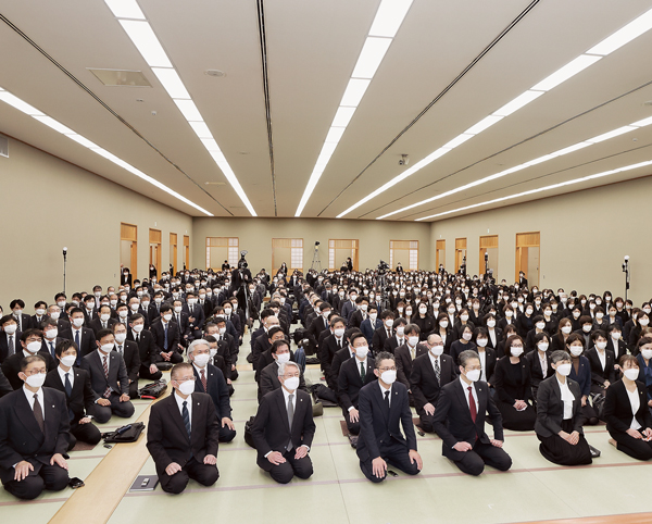 総幹部会に臨む顕正会幹部