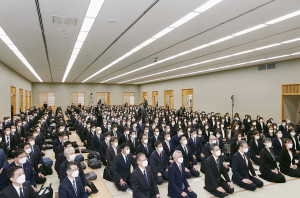 総幹部会に臨む顕正会幹部