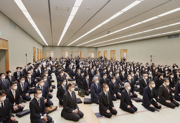 総幹部会に臨む顕正会幹部