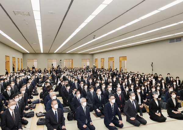 総幹部会に臨む顕正会幹部