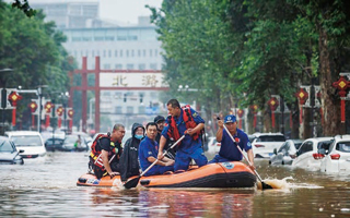 過去140年で最大の豪雨に襲われた中国。耕作地の壊滅がもたらす食糧危機は14億人民の反乱を招く最大の要因となる