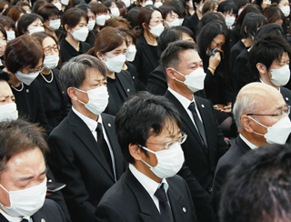 告別式に参列する顕正会幹部