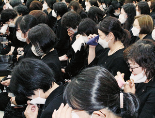 告別式に参列する顕正会幹部