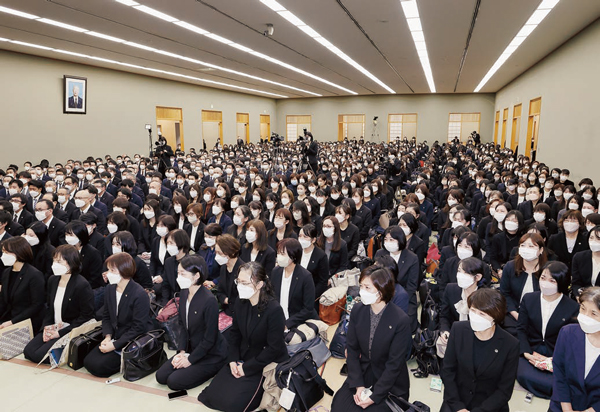 総幹部会に臨む顕正会幹部