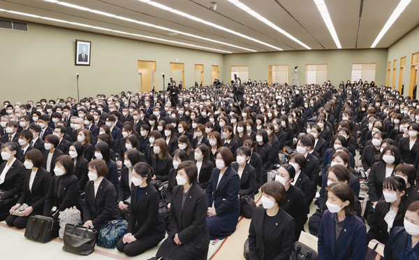 総幹部会に臨む顕正会幹部