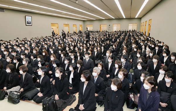 総幹部会に臨む顕正会幹部