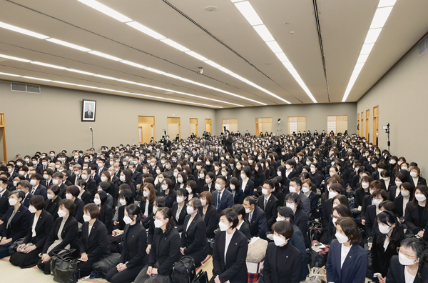 総幹部会に臨む顕正会幹部