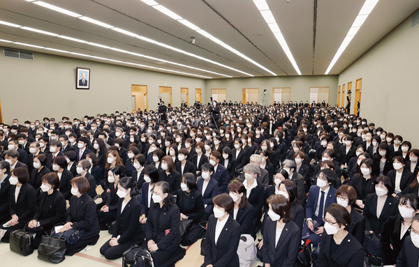 総幹部会に臨む顕正会幹部