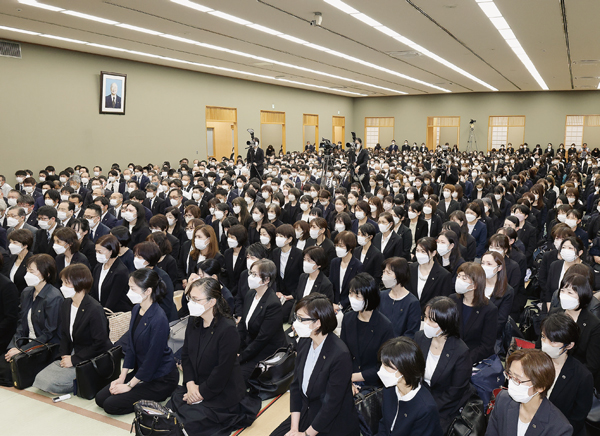 総幹部会に臨む顕正会幹部