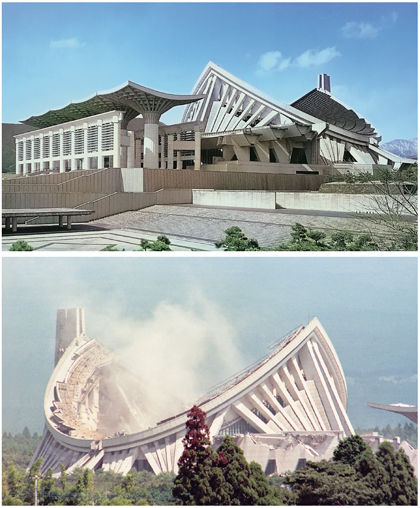御遺命の国立戒壇を否定するために建てられた偽戒壇・正本堂は、わずか26年で轟音とともに崩壊した