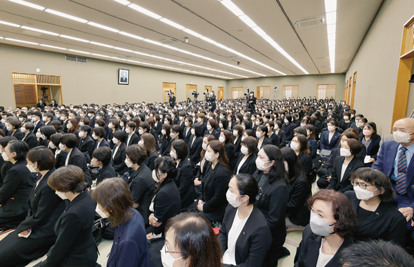 総幹部会に臨む顕正会幹部