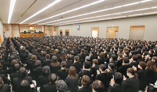 令和6年10月16日に厳修された浅井昭𫟘先生一周忌法要。全顕正会のご報恩の赤誠が漲った