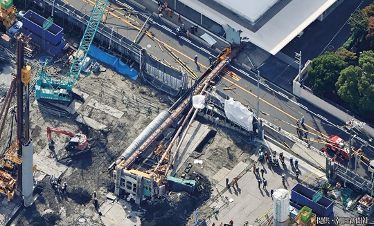 学会創立100周年記念事業の建設現場で杭打ち機が横転するあり得ない事故が起きた。学会の崩壊を象徴する現証である