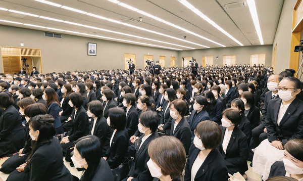 総幹部会に臨む顕正会幹部
