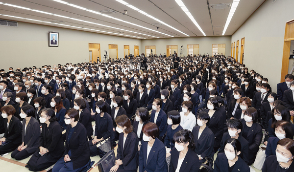 総幹部会に臨む顕正会幹部