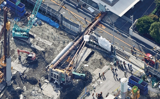 学会の重要施設の工事現場で横転した杭打ち機（昨年11月5日）